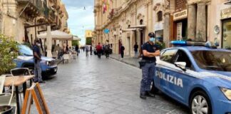 Gli agenti del commissariato di polizia di Noto hanno denunciato un uomo di 44 anni lesioni personali pluriaggravate porto di oggetti atti ad offendere e minacce