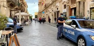 Gli agenti del commissariato di polizia di Noto hanno denunciato un uomo di 44 anni lesioni personali pluriaggravate porto di oggetti atti ad offendere e minacce