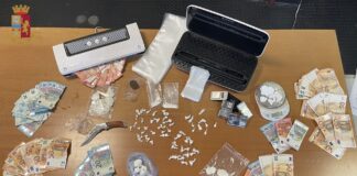 Si comunica, nel rispetto dei diritti degli indagati (da ritenersi presunti innocenti in considerazione dell’attuale fase del procedimento – indagini preliminari – fino a un definitivo accertamento di colpevolezza con sentenza irrevocabile) e al fine di garantire il diritto di cronaca costituzionalmente garantito che la Polizia di Stato ha effettuato 15 arresti per reati inerenti lo spaccio e la detenzione di stupefacenti e 3 indagati in stato di libertà