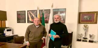 È intesa tra gli Ambasciatori del Gusto e l’Automobile Club d’Italia: nella sede dell’Aci di Messina l’ingegner Massimo Rinaldi e lo chef Pasquale Caliri hanno siglato l’impegno di collaborazione