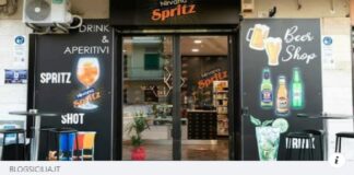 A Qualiano, nel Napoletano, intorno alla mezzanotte scorsa, un uomo ha prima sottratto la pistola a una guardia giurata, minacciandolo con un coltello, poi, a bordo di una bici elettrica, ha sparato contro un gruppo di ragazzi che si trovavano davanti al bar Nirvana Spritz