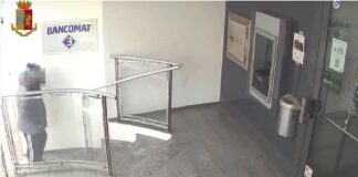 Per la rapina di Terrasini alla Credem…, i rapinatori avrebbero usato un taglierino e una ventina di fascette da elettricista per immobilizzare clienti e dipendenti e fuggire dalla banca con 104 mila euro