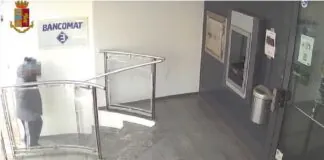 Per la rapina di Terrasini alla Credem…, i rapinatori avrebbero usato un taglierino e una ventina di fascette da elettricista per immobilizzare clienti e dipendenti e fuggire dalla banca con 104 mila euro