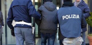I poliziotti del Commissariato di P.S. di Barcellona P.G. hanno eseguito ieri un’ordinanza di applicazione di misura cautelare degli arresti domiciliari a carico di un uomo di 24 anni, ritenuto responsabile del reato di estorsione