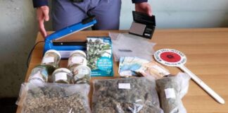 È stato arrestato ieri mattina dai poliziotti delle Volanti al termine della perquisizione domiciliare a suo carico che ha portato al sequestro di sostanza stupefacente