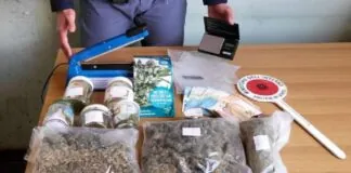 È stato arrestato ieri mattina dai poliziotti delle Volanti al termine della perquisizione domiciliare a suo carico che ha portato al sequestro di sostanza stupefacente