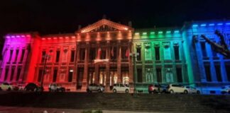 Messina dice “no” all’omofobia e lo manifesta illuminando Palazzo Zanca con i colori dell’arcobaleno