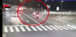 Sono stati identificati e denunciati per lesioni aggravate da carabinieri della compagnia di Catania Piazza Dante i due diciassettenni che 7 giorni fa a bordo di uno scooter hanno aggredito un 23enne facendolo cadere, con una spinta volontaria, mentre stava percorrendo, su un monopattino, la pista ciclabile del lungomare Ognina