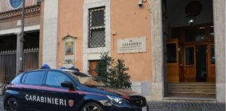 Nell’ambito dei quotidiani servizi di controllo del territorio, i Carabinieri della Compagnia Roma Centro hanno arrestato tre cittadini della Georgia, due 33enni e un 51enne, tutti già con precedenti e senza occupazione, gravemente indiziati dei reati di concorso in furto aggravato in abitazione e possesso ingiustificato di chiavi alterate o grimaldelli