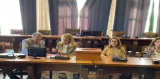 I componenti della Commissione Elettorale Circondariale hanno proceduto stamani nell’Aula Consiliare all’estrazione dell’ordine di inserimento nelle schede elettorali dei candidati a Sindaco e delle liste collegate per l’elezione dei Consiglieri comunali, in programma il prossimo 12 giugno