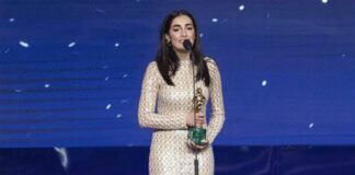 “Il sindaco, l’amministrazione comunale e l’intera città sono sono onorati ed orgogliosi della vittoria del David di Donatello per la ‘migliore attrice protagonista’ della giovanissima gioiese Swamy Rotolo, che ha portato la città alla ribalta nazionale ed internazionale”