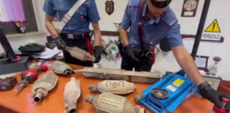 Santo Stefano di Camastra (ME): nelle scorse ore…, i Carabinieri nell’ambito di un’attività svolta per prevenire e reprimere reati contro il patrimonio, in particolare in relazione ai recenti e allarmanti furti di catalizzatori avvenuti in alcuni comuni della fascia tirrenica della Provincia di Messina, hanno deferito in stato di libertà alla Procura della Repubblica di Patti (ME) tre soggetti