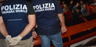 Era alla guida di un’imbarcazione che aveva portato dalla Libia all’Italia oltre 53 migranti, il presunto scafista sottoposto a fermo di polizia giudiziaria, la scorsa settimana, dagli agenti della Squadra Mobile della Questura di Trapani