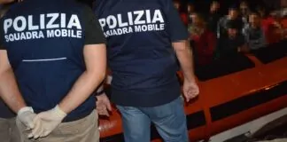 Era alla guida di un’imbarcazione che aveva portato dalla Libia all’Italia oltre 53 migranti, il presunto scafista sottoposto a fermo di polizia giudiziaria, la scorsa settimana, dagli agenti della Squadra Mobile della Questura di Trapani