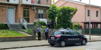 Il bimbo di 13 mesi caduto ieri 31 maggio 2022…, da una finestra del secondo piano di una palazzina a Soliera (tra Modena e Carpi), versa ancora in gravi condizioni ed è ricoverato in prognosi riservata in rianimazione all’ospedale Maggiore di Bologna