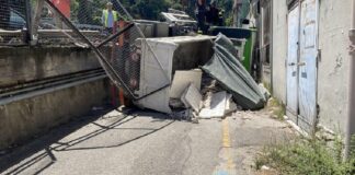 A Messina…, oggi 17 giugno 2022 si sono vissuti momenti di paura all’imbocco dell’autostrada, presso lo Svincolo di viale Boccetta, dove un camioncino per ragioni che sono in fase di accertamento da parte dei responsabili delle Autorità competenti è caduto nel cortile interno dell’adiacente Liceo Archimede