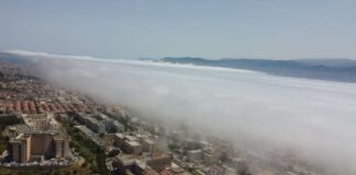 Nella odierna giornata di lunedì 27 giugno 2022, è tornato ad affascinare le rive della Sicilia e della Calabria che si affacciano sullo Stretto di Messina, lo spettacolare fenomeno detto della “Lupa”, con la sua caratteristica coltre bianca