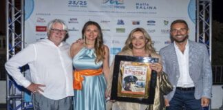 Grande successo per la seconda serata del Premio Troisi – Marefestival, in scena nella piazza principale di Salina, una delle Isole Eolie che fu set naturale del film “Il Postino”