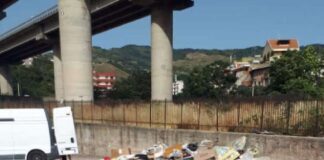 Gli agenti della Polizia Metropolitana di Messina, a seguito di una segnalazione giunta al Comando di via Don Orione, sono intervenuti a Bordonaro per l’abbandono di rifiuti, in particolare suppellettili ed elettrodomestici, sotto il viadotto autostradale