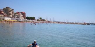 Con l’inizio della stagione estiva ed il conseguente notevole afflusso di bagnanti sulle spiagge del capoluogo e della provincia, a partire da oggi iniziano i servizi di pattugliamento costiero svolti dai poliziotti della Questura di Crotone a bordo degli acquascooter