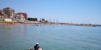 Con l’inizio della stagione estiva ed il conseguente notevole afflusso di bagnanti sulle spiagge del capoluogo e della provincia, a partire da oggi iniziano i servizi di pattugliamento costiero svolti dai poliziotti della Questura di Crotone a bordo degli acquascooter