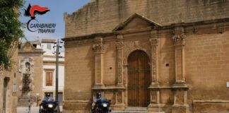 Fermato ad un posto di blocco in strada si mostra insofferente alle verifiche dei carabinieri e finisce per attirare su di sé i sospetti