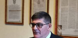 Sono state rinvenute nella mattinata del 16 giugno tre scritte su muri perimetrali e su un cancello di via Candeloro, nell’ambito portuale di Reggio Calabria, evidentemente minacciose nei riguardi del Presidente dell’Autorità di Sistema Portuale dello Stretto, Mario Mega