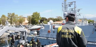 Sono 207 i migranti sbarcati questa mattina dal pattugliatore Cinus della Guardia di Finanza al molo Norimberga del porto di Messina
