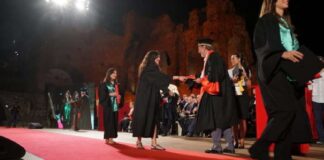 Domani 26 luglio, a partire dalle ore 20.15, l’incantevole scenario del Teatro Antico di Taormina ospiterà ancora una volta la Cerimonia di Consegna dei Diplomi di Laurea dell’Università di Messina