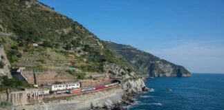 Cinque solisti per tre viaggi su due convogli storici: questi i numeri di Tempo Binario, il progetto di Ferrovie dello Stato Italiane e dell’Accademia Nazionale di Santa Cecilia che a partire da domani, venerdì 15 luglio, e fino a domenica 17, porterà la musica classica nelle stazioni del sud Italia