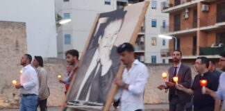 Il Sindaco Federico Basile ha partecipato ieri sera alla fiaccolata commemorativa in ricordo della strage di via D’Amelio in cui persero la vita il Giudice Paolo Borsellino e gli agenti della sua scorta