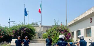 A partire da oggi la Questura di Messina potrà contare su 17 nuove unità: i nuovi poliziotti, che ieri si sono presentati al Sig. Questore e poi all’Ufficio del Personale per la presa in forza, provengono dai più disparati Uffici d’Italia, dove hanno già maturato una significativa esperienza professionale… Polizia Ferroviaria e Commissariato di Villa S. Giovanni, Reparto Mobile di Genova, Reggio Calabria e Milano, Squadra Mobile di Reggio Calabria, Ufficio Immigrazione di Roma e Milano e Reparto Prevenzione Crimine di Vibo Valentia