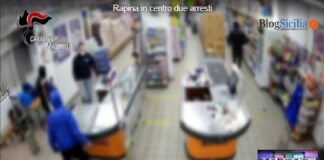 I carabinieri della stazione di piazza Marina a Palermo hanno eseguito un’ordinanza cautelare emessa dal gip del tribunale e da quello per i minorenni nei confronti di due giovanissimi di 17 e 18 anni accusati di rapina aggravata in concorso