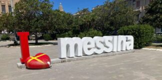 «A seguito di controlli delle registrazioni delle telecamere, si è scoperto che il danneggiamento della scritta “I love Messina”, posizionata davanti Palazzo Zanca, non è stato conseguenza di un atto vandalico, ma di distacco causato da bambini appartenenti ad una famigliola di turisti che, salendo e scendendo mentre i genitori stavano scattando foto, hanno causato il danno»