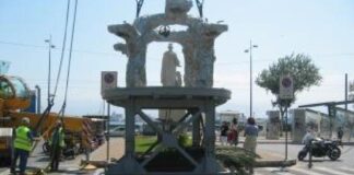 Concluse le fasi di revisione strutturale delle parti meccaniche, con rilascio di apposita certificazione di collaudo, dopo due anni, oggi, lunedì 1 agosto, il Cippo della Vara torna in Piazza Castronovo, per dare il via al montaggio del Carro votivo e quindi alla fase finale dei preparativi per l’inizio della secolare Processione della Vara e della Passeggiata dei Giganti Mata e Grifone