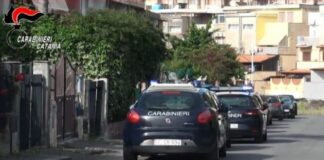 Avrebbe spacciato e nel contempo anche fatto da “coordinatore” ai pusher della zona grazie all’utilizzo di radiotrasmittenti