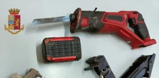 Ieri pomeriggio i motociclisti del #Commissariato #Montecalvario, durante il servizio di controllo del territorio, sono intervenuti in via Nisco poiché la #Centrale #Operativa della #Polizia #Locale aveva segnalato un furto su auto