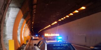 Nella tarda mattinata di ieri, operatori della Sottosezione Autostradale di Messina A-20 del Compartimento Polizia Stradale di Catania e del Comando Stazione Carabinieri di Giarre hanno eseguito la misura cautelare della custodia in carcere nei confronti di un ventunenne della provincia di Catania indagato per il reato di omicidio stradale aggravato dallo stato di alterazione psicofisico, dalla mancanza del titolo abilitativo alla guida, oltre che dal mancato rispetto delle norme del Codice della Strada