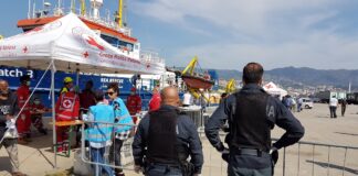 Nella giornata del 17 agosto 2022, personale della Squadra Mobile della Questura di Messina e del G.I.C.O. – Nucleo P.E.F. della Guardia di Finanza di Messina, nell’ambito delle attività investigative connesse allo sbarco di migranti giunti a bordo dei pattugliatori CP329 della Guardia Costiera e PV4 della Guardia di Finanza nella serata del 16 agosto 2022 (255 persone soccorse in acque internazionali in occasione di un evento SAR), ha tratto in arresto un cittadino egiziano di 19 anni