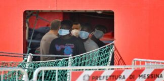 E’ attraccata stamani al molo Norimberga a Messina la nave Open Arms con a bordo 99 migranti, compresi alcuni minorenni, che sono stati soccorsi nei giorni scorsi nel canale di Sicilia