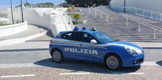 Gli Agenti delle Volanti di Reggio Calabria, in servizio di controllo del territorio, unitamente al personale della locale Sezione di Polizia Stradale, hanno fermato un’autovettura di lusso, Ferrari California, mentre percorreva l’area pedonale del lungomare Falcomatà