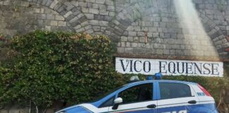 Ieri gli #agenti del #Commissariato di #Sorrento, durante un servizio di controllo del territorio, in piazza Umberto I a Vico Equense sono stati avvicinati da personale della #Polizia #Locale che ha segnalato un uomo a bordo di un’auto rubata che si stava allontanando inseguito da una loro pattuglia