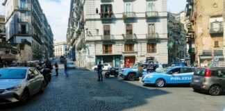 Ieri pomeriggio gli #agenti del #Commissariato #Vicaria #Mercato, i #Nibbio dell’Ufficio #Prevenzione #Generale, i #finanzieri del #Comando Provinciale di #Napoli e i motociclisti della #Polizia #Locale, con il supporto del #Reparto #Prevenzione #Crimine #Campania e delle #unità #cinofile dell’Ufficio #Prevenzione #Generale, hanno effettuato un servizio straordinario di controllo del territorio in piazza Calenda