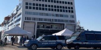 Gli agenti della Squadra Mobile e la Guardia di Finanza di Siracusa hanno arrestato 2 scafisti: sono turchi, rispettivamente di 37 e di 35 anni