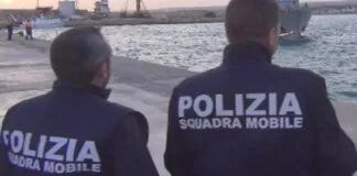 Era alla guida di un‘imbarcazione che aveva portato dalla Tunisia all’Italia alcuni migranti, il presunto scafista sottoposto a fermo di polizia giudiziaria, nei giorni scorsi, dagli agenti delle Squadre Mobili delle Questure di Trapani e Palermo