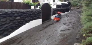 Stromboli si è risvegliata in ginocchio: la montagna, priva di vegetazione, dopo l’incendio del 25 maggio scorso, e la pioggia caduta per diverse ore sull’isola – così come sul resto dell’arcipelago – ha fatto cadere nel centro abitato acqua e fango che hanno allagato abitazioni, negozi e reso intransitabili le stradelle