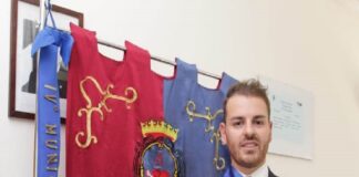 “L’avviso in questi giorni, a firma dell’Ingegnere Maurizio Consoli, nella qualità di Direttore al Decentramento Urbano, dove vi è specificato che la consegna delle tessere elettorali avverrà unicamente presso il Centro Direzionale Servizi Demografici di via La Marmora è un fatto inaccettabile…, una decisione che avrà il solo scopo di aumentare il numero di coloro che il prossimo 25 settembre diserteranno il seggio elettorale”