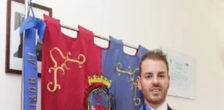 “L’avviso in questi giorni, a firma dell’Ingegnere Maurizio Consoli, nella qualità di Direttore al Decentramento Urbano, dove vi è specificato che la consegna delle tessere elettorali avverrà unicamente presso il Centro Direzionale Servizi Demografici di via La Marmora è un fatto inaccettabile…, una decisione che avrà il solo scopo di aumentare il numero di coloro che il prossimo 25 settembre diserteranno il seggio elettorale”