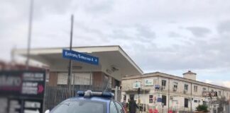 Ieri mattina gli #agenti del #Commissariato #Vasto #Arenaccia, durante il servizio di controllo del territorio, nel transitare in #Corso #Arnaldo #Lucci nei pressi di un parcheggio privato, sono stati avvicinati da un automobilista il quale ha raccontato che, pochi istanti prima, un uomo, dopo essersi avvicinato al finestrino della sua auto spacciandosi per un dipendente del parcheggio, gli aveva chiesto 5 euro per potervi accedere