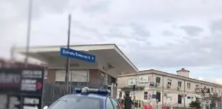 Ieri mattina gli #agenti del #Commissariato #Vasto #Arenaccia, durante il servizio di controllo del territorio, nel transitare in #Corso #Arnaldo #Lucci nei pressi di un parcheggio privato, sono stati avvicinati da un automobilista il quale ha raccontato che, pochi istanti prima, un uomo, dopo essersi avvicinato al finestrino della sua auto spacciandosi per un dipendente del parcheggio, gli aveva chiesto 5 euro per potervi accedere